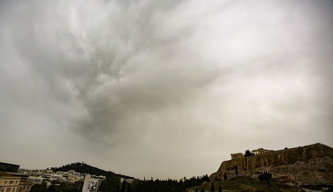 Αραιές νεφώσεις και μεταφορά σκόνης από την Αφρική