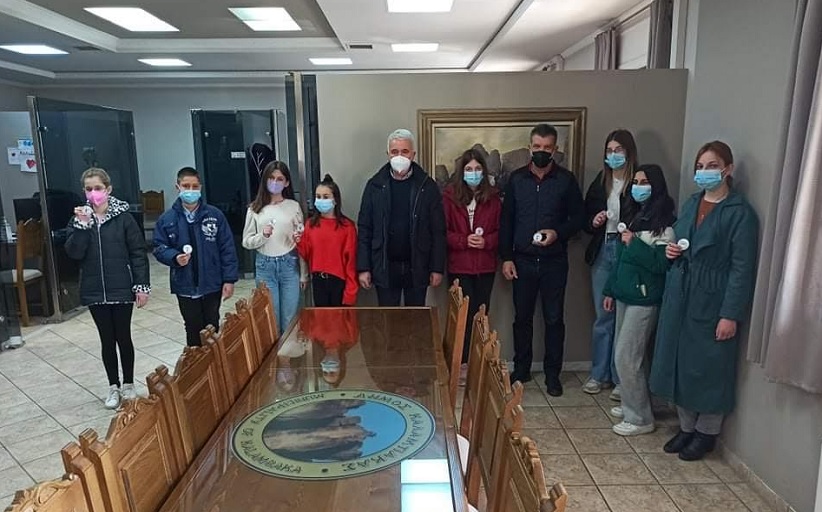 Κονκάρδες μοίρασε ο Δήμος Μετεώρων στα σχολεία