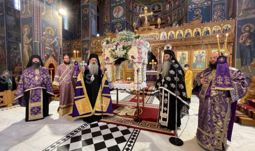 Περιφορά του Ιερού Επιταφίου στην πόλη της Καλαμπάκας τη Μεγάλη Παρασκευή