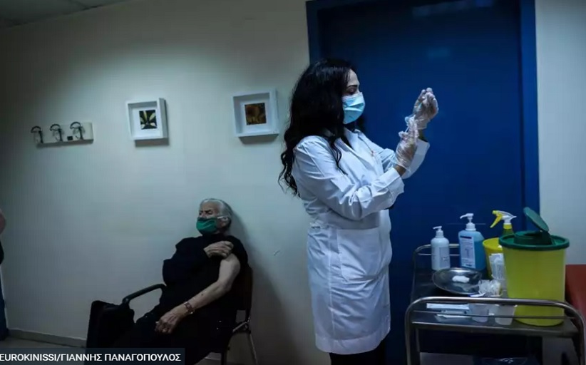 Τέταρτη δόση εμβολίου: Οριστικό για τους άνω των 60 ετών