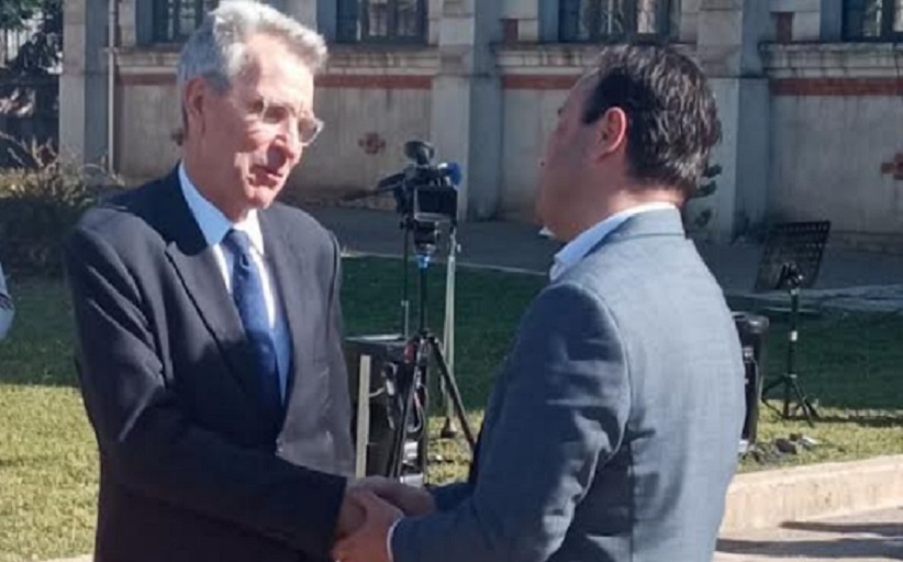 Ο πρέσβης των ΗΠΑ Geoffrey Pyatt αποθεώνει τα Τρίκαλα