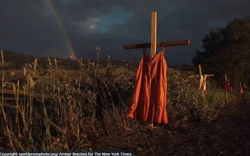 World Press Photo: Η φωτογραφία με τα κρεμασμένα φορέματα κοριτσιών εκεί που βρέθηκαν τα λείψανά τους...