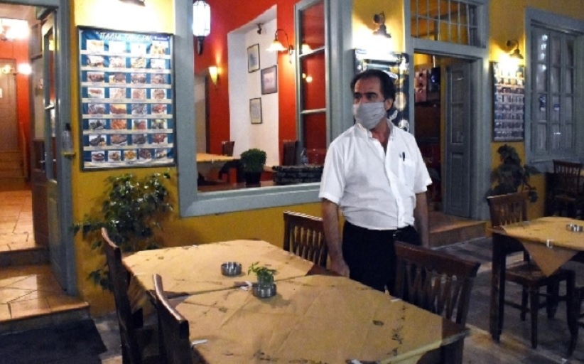 Παραμένουν οι μάσκες στους εσωτερικούς χώρους
