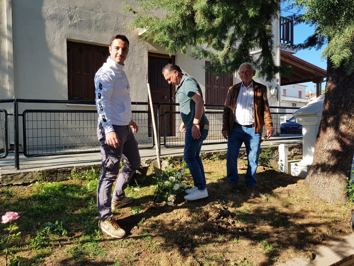 Λουλούδια στις πλατείες του χωριού της Ασπροκκλησιάς