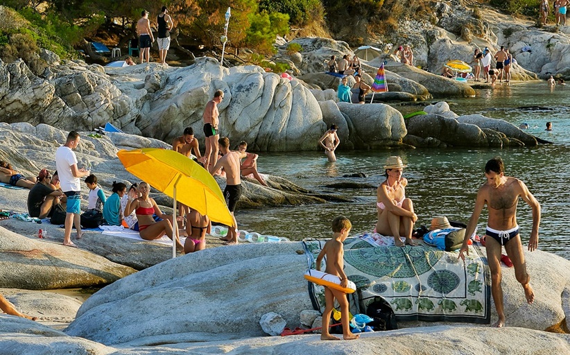 Δωρεάν διακοπές και… δώρο 700 ευρώ σε τρίτεκνες και πολύτεκνες μητέρες