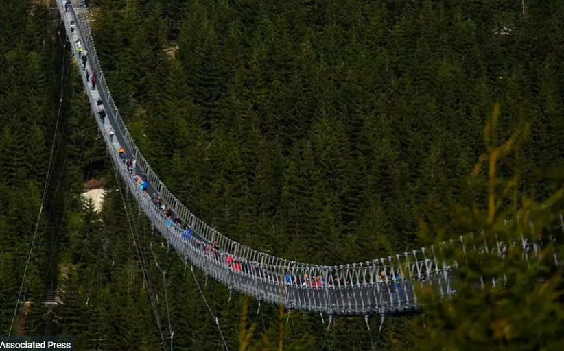 Sky Bridge 721: Η Τσεχία κατασκεύασε τη μεγαλύτερη κρεμαστή γέφυρα στον κόσμο