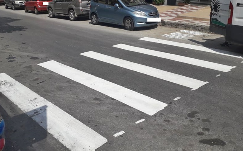 Ξεκίνησαν οι διαγραμμίσεις των πεζοδιαβάσεων και στην οδό Τρικάλων - Ο σεβασμός στον πεζό δείχνει πολιτισμό.