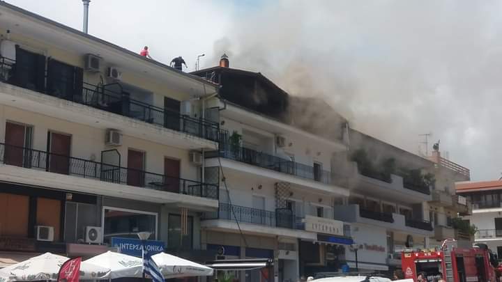 Παραμένουν άνδρες και οχήματα της ΠΥ Καλαμπάκας στο χώρο της  πολυκατοικίας για κάθε ενδεχόμενο οχηματα τηςΠυρκαγιά σε οικία στο κέντρο της Καλαμπάκας