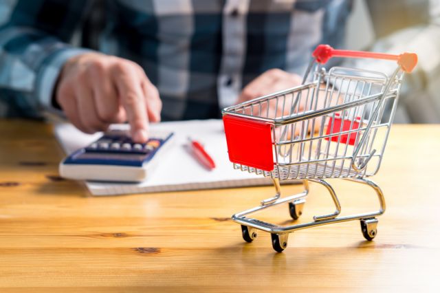 ΕΕΑ: Περικοπές σε είδη πρώτης ανάγκης και δυσκολία αποπληρωμής λογαριασμών