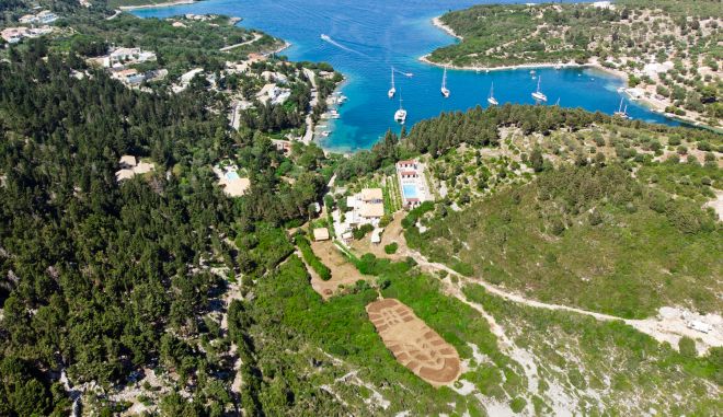 Ένα γιγαντιαίο ανθρώπινο αποτύπωμα εμφανίστηκε στους Παξούς