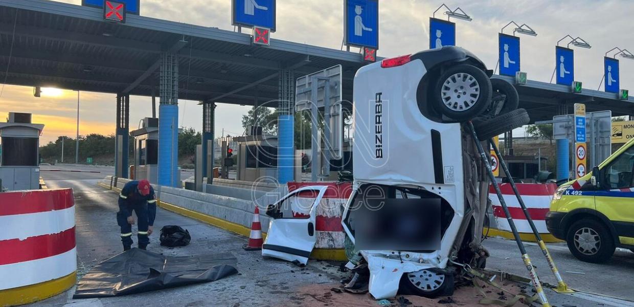 Αττική Οδός: Θανατηφόρο τροχαίο - Αυτοκίνητο καρφώθηκε στα διόδια