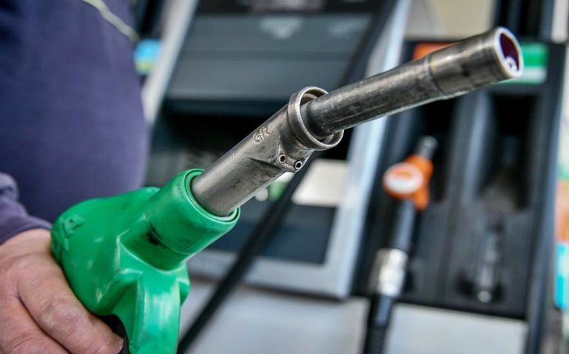 Fuel Pass 2 : Σφυροκόπημα της αντιπολίτευσης για τα ψίχουλα της κυβέρνησης