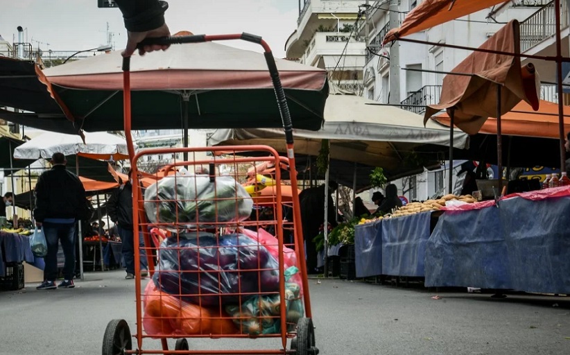 Η κυβέρνηση σηκώνει τα χέρια ψηλά μπροστά στην «έκρηξη» της ακρίβειας