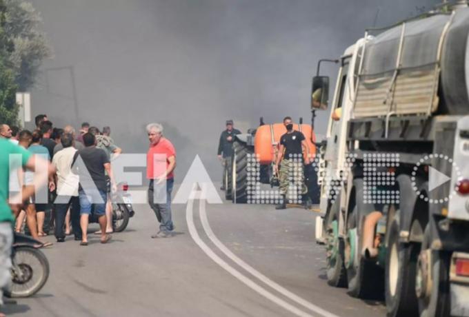Φωτιά στα Κρέστενα Ηλείας: «Έχουμε περικυκλωθεί όπως το 2007» – Σπίτια καίγονται – Οι κάτοικοι σε πανικό