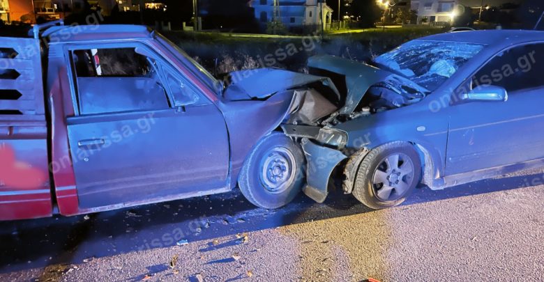 Λάρισα: Μετωπική αγροτικού με αυτοκίνητο