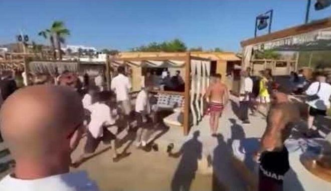 Μύκονος: Άγριο ξύλο σε beach bar