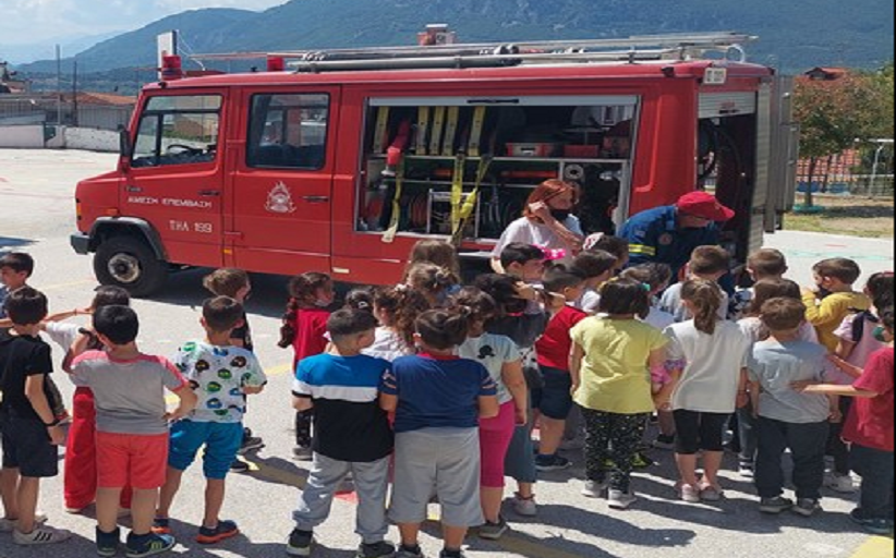 Στην αυλή του ΚΔΑΠ του Αερόστατου και ώρα 09:30 π.μ. , η πυροσβεστική υπηρεσία Καλαμπάκας.
