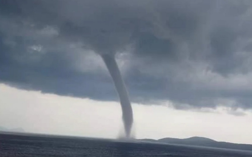 Χαλκιδική: Υδροστρόβιλος στο Παλιούρι