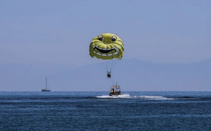 Τραγωδία στα Σύβοτα: Θάνατος γυναίκας σε αλεξίπτωτο θαλάσσης