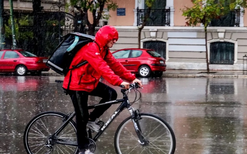Χαλάει ο καιρός: Καταιγίδες, χαλάζι και ανατροπή το Σαββατοκύριακο