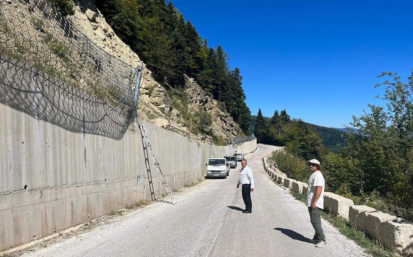 Το φράχτη προστασίας από βραχοπτώσεις στην Ορθή Πέτρα Ασπροποτάμου συντηρεί και ενισχύει η Περιφέρεια Θεσσαλίας