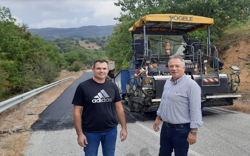Ο Πρόεδρος της Τοπικής Κοινότητας Σκεπαρίου Χρήστος Ταρατόρας ευχαριστεί τον Χρήστο Μιχαλάκη για την ασφαλτόστρωση Σκεπάρι - Βλαχάβα