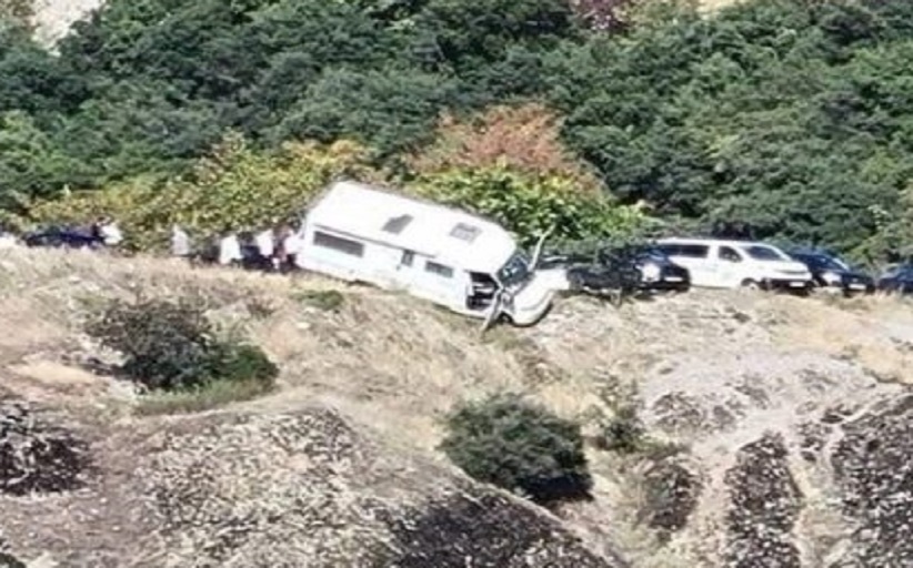Τροχόσπιτο στον χώρο των Μετεώρων, κινδύνεψε να φύγει στο κενό...