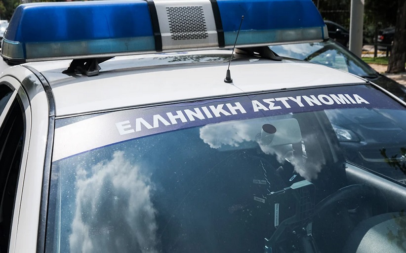Θεσσαλονίκη: Έσπασε το πλεξιγκλάς και χαράκωσε στον λαιμό δύο αστυνομικούς