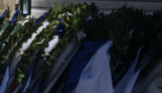 Καταγγελία: Διευθυντής σχολείου ζήτησε 50 ευρώ από μετανάστες γονείς για το στεφάνι που θα κατέθετε το παιδί τους!