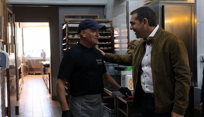 Τσίπρας: Αδιανόητο ότι δεν έχουν μειωθεί ΦΠΑ και ΕΦΚ