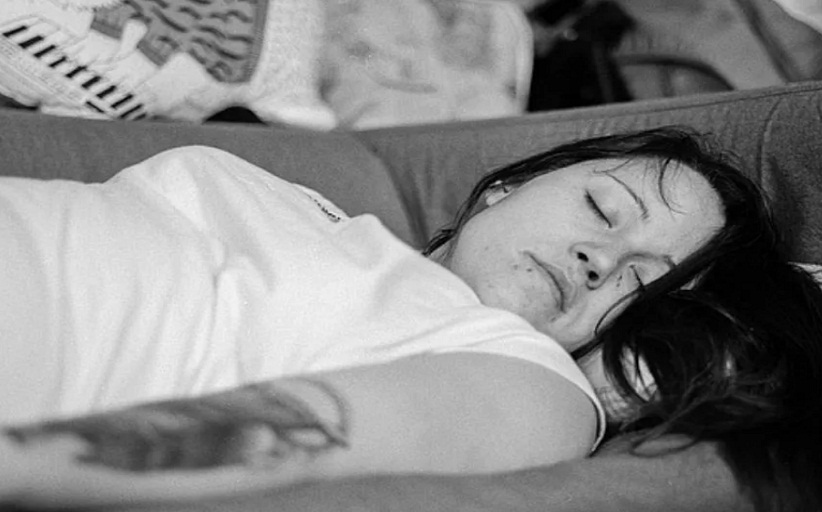 Σε παίρνει συχνά ο ύπνος στον καναπέ; 3 λόγοι που πρέπει να το σταματήσεις