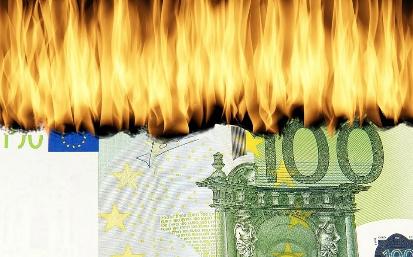 Έκρυψε 13.000 ευρώ στο τζάκι και κάηκαν όταν αυτός το άναψε (video)