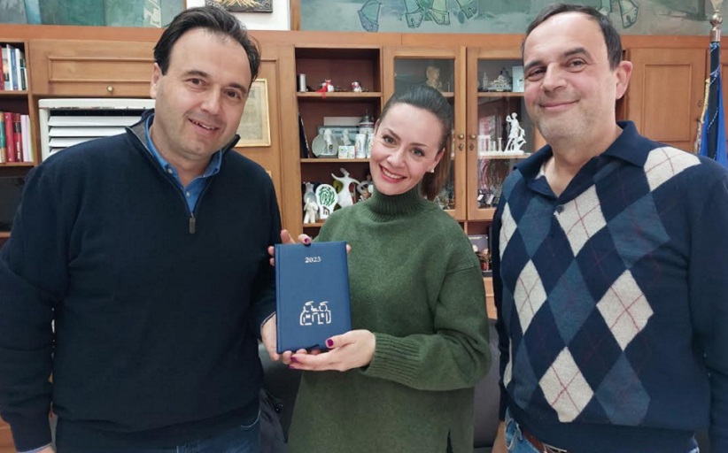 Συμβολικό δώρο στον Δήμαρχο Τρικκαίων για τη συνεργασία για τη Σκλήρυνση κατά Πλάκας