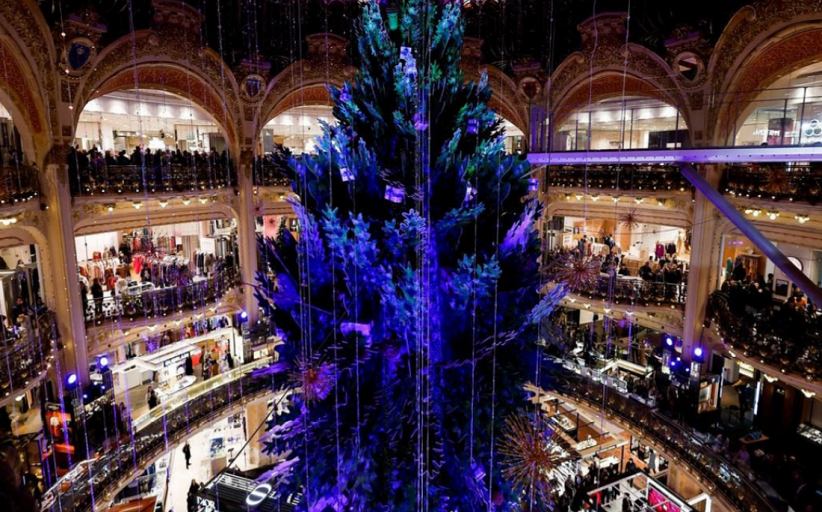 Παρίσι: Φωταγωγήθηκε το χριστουγεννιάτικο δέντρο στις Galeries Lafayette