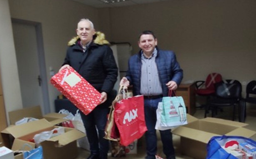 Διάθεση πακέτων τροφίμων εν όψει Χριστουγέννων σε μαθητές δημοτικών σχολείων