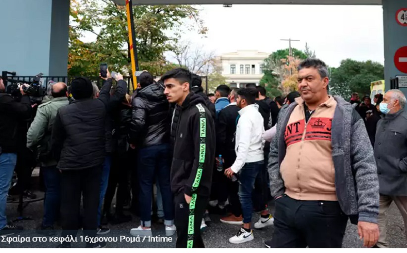 Η Ρένα Ρώσση-Ζαΐρη με τους μαθητές του 1ου Δημοτικού Σχολείου