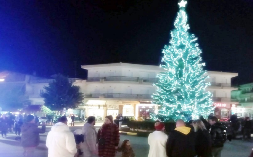 Κόσμος πολύς στην περιοχή μας, αλλά δυσμενής η κρίση τους για τον αδιάφορο διάκοσμο...