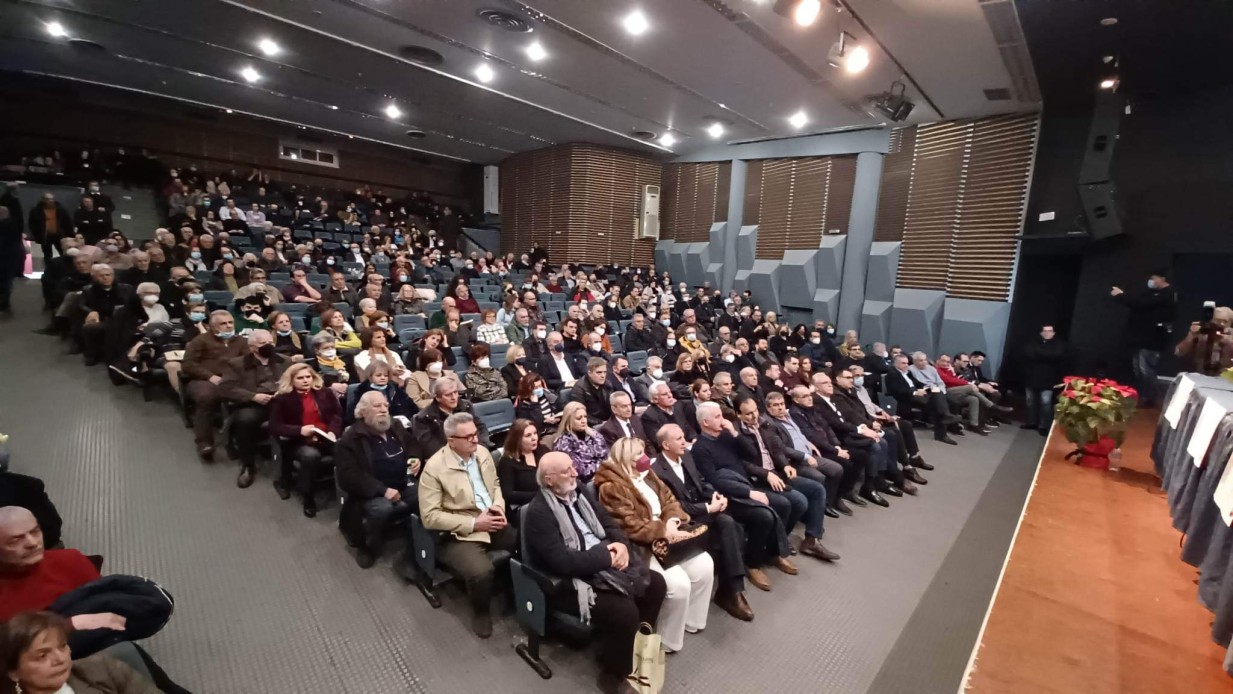 Κοσμοσυρροή για την παρουσίαση του βιβλίου του Ευκλείδη Τσακαλώτου στα Τρίκαλα