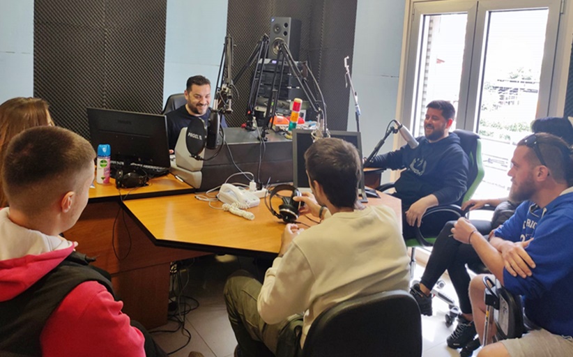 Συνέντευξη σπουδαστών της Ξυλογλυπτικής Σχολής Καλαμπάκας στον Meteorafm 90,3.... (ηχητικό)