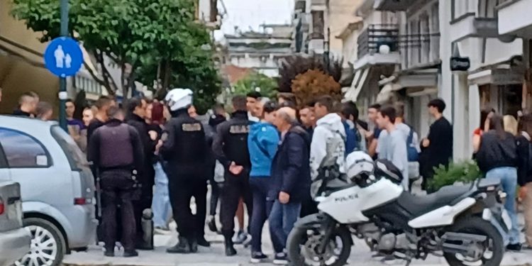 Ένταση στο κέντρο των Τρικάλων από καυγά μαθητών που έχουν έρθει εκδρομή στην πόλη
