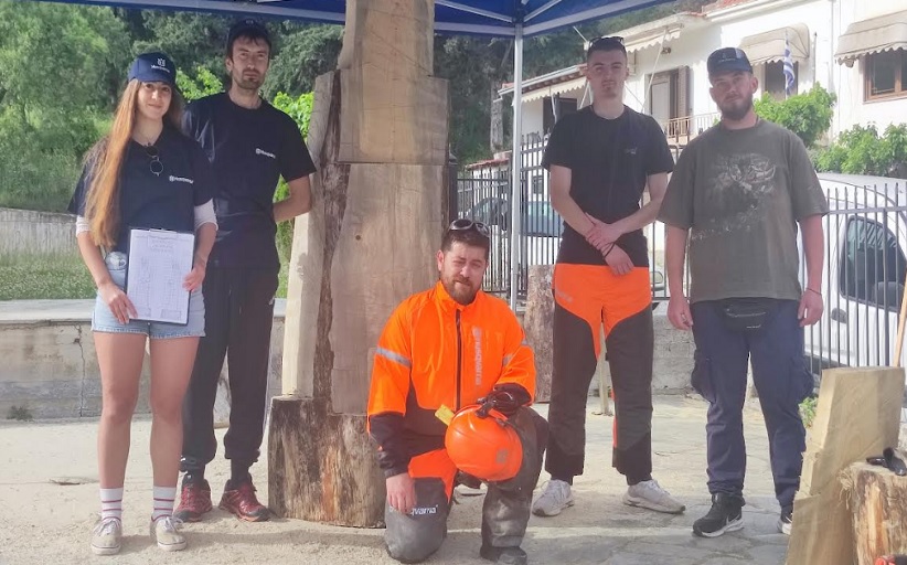 Μαθητές της Ξυλογλυπτικής Σχολής Καλαμπάκας ετοιμάζουν ξυλόγλυπτο έργο με τη μορφή του Αγίου Παϊσιου