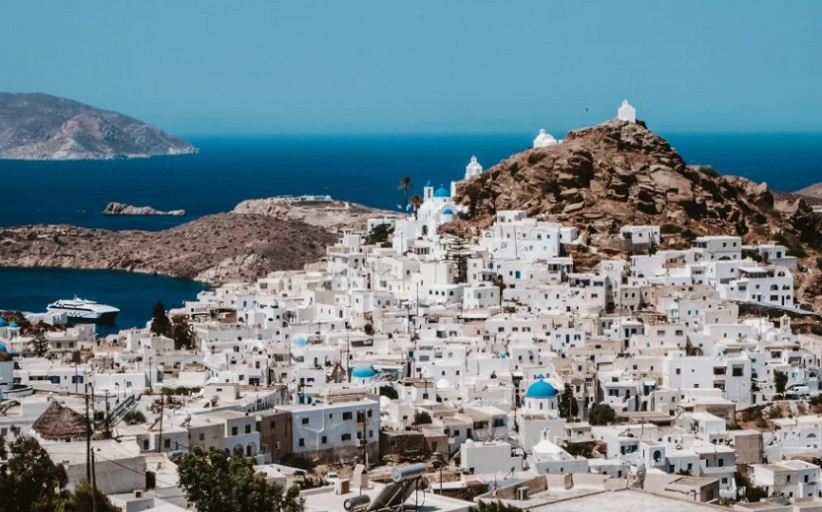 Κοινωνικός Τουρισμός: Αύριο ξεκινούν οι αιτήσεις για 300.000 επιταγές