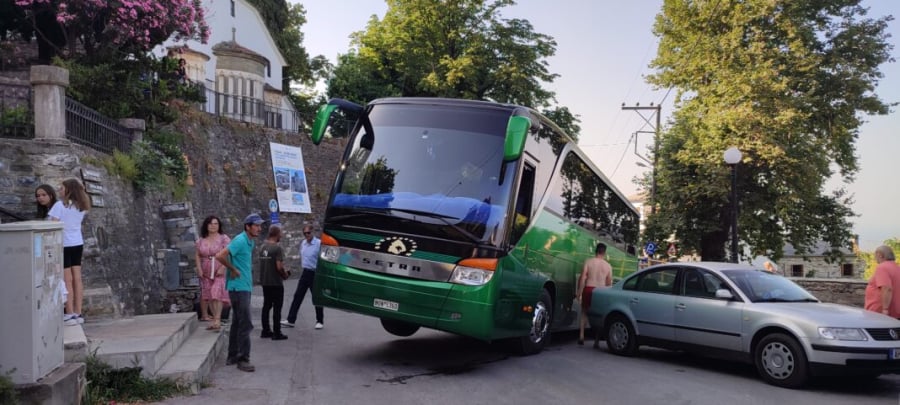 Ζαγορά Πηλίου: Λεωφορείο του ΚΤΕΛ βρέθηκε με τη... ρόδα στον αέρα