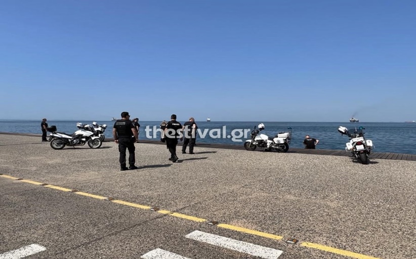 Θεσσαλονίκη: Έπεσε στον Θερμαϊκό και τον έσωσαν αστυνομικοί