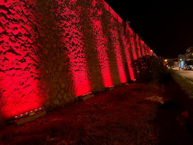 Πινελιές χρωμάτων και φωτισμός στον τοίχο του Φρουρίου