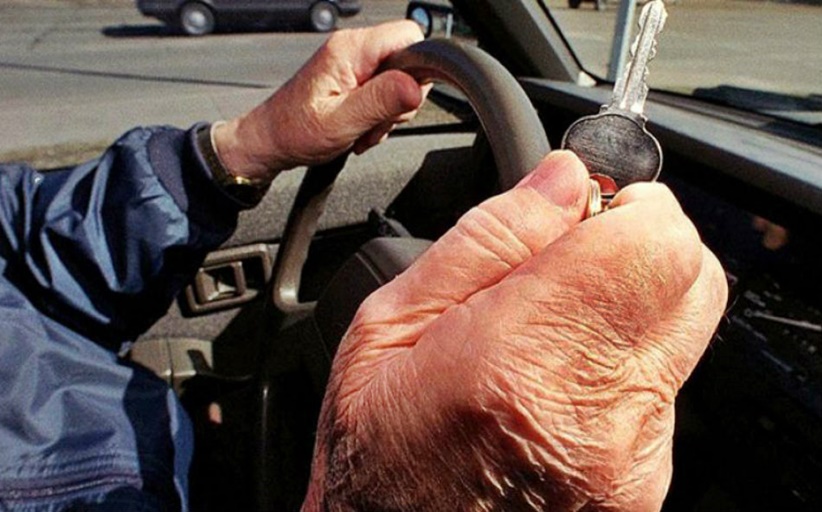 Ραφήνα: 93χρονος πάτησε... την γυναίκα του και χτύπησε έξι αυτοκίνητα