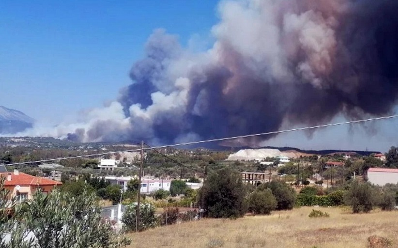 Φωτιά στο Νέο Κουβαρά - Κάηκαν σπίτια - Μαζικές εκκενώσεις οικισμών σε Λαγονήσι, Σαρωνίδα, Ανάβυσσο