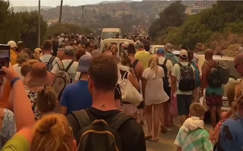 Συγκλονιστικές εικόνες από τη Ρόδο – Ανεξέλεγκτη η φωτιά στο νησί, εκκενώσεις από τη θάλασσα