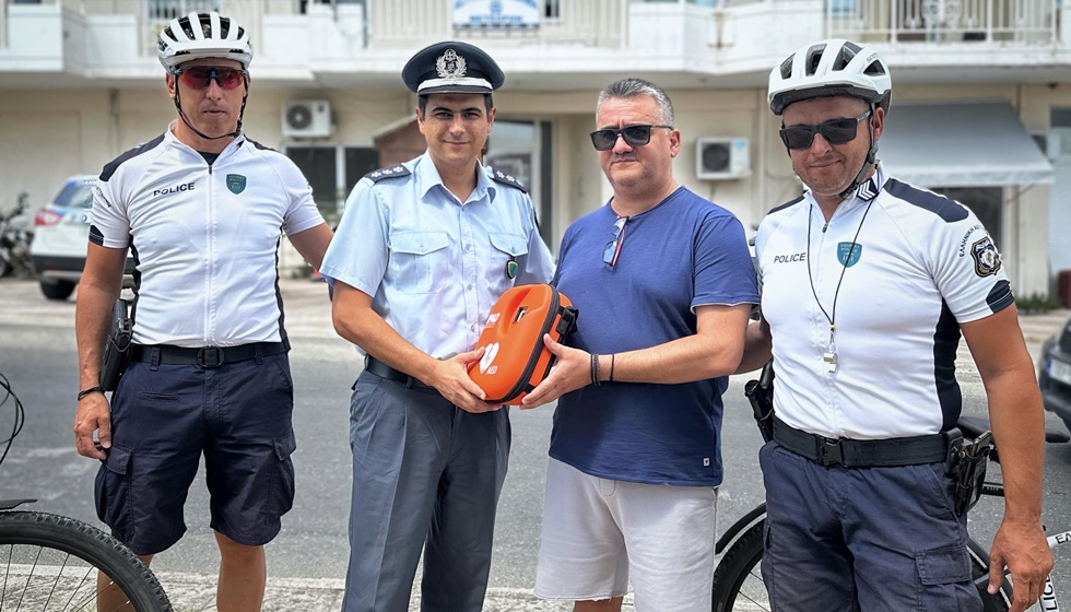 Δωρεά ημιαυτόματου εξωτερικού απινιδωτή στο Α.Τ Μετεώρων από τους αδερφούς Νικό και Δημήτρη Πλακιά