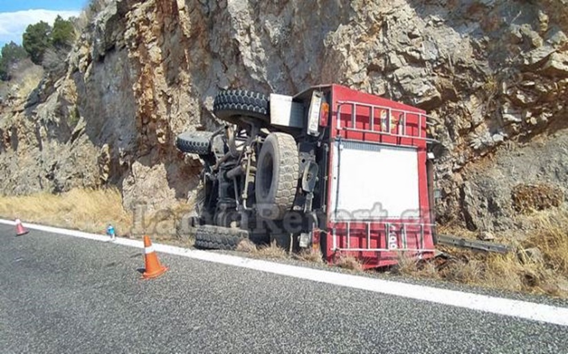 Ανατροπή πυροσβεστικού οχήματος με δύο τραυματίες